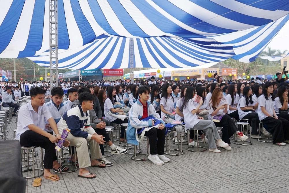 Career guidance for students must ensure compliance with students' abilities, interests, aspirations and human resource needs, socio-economic development requirements of the country and localities. Photo: Quach Du