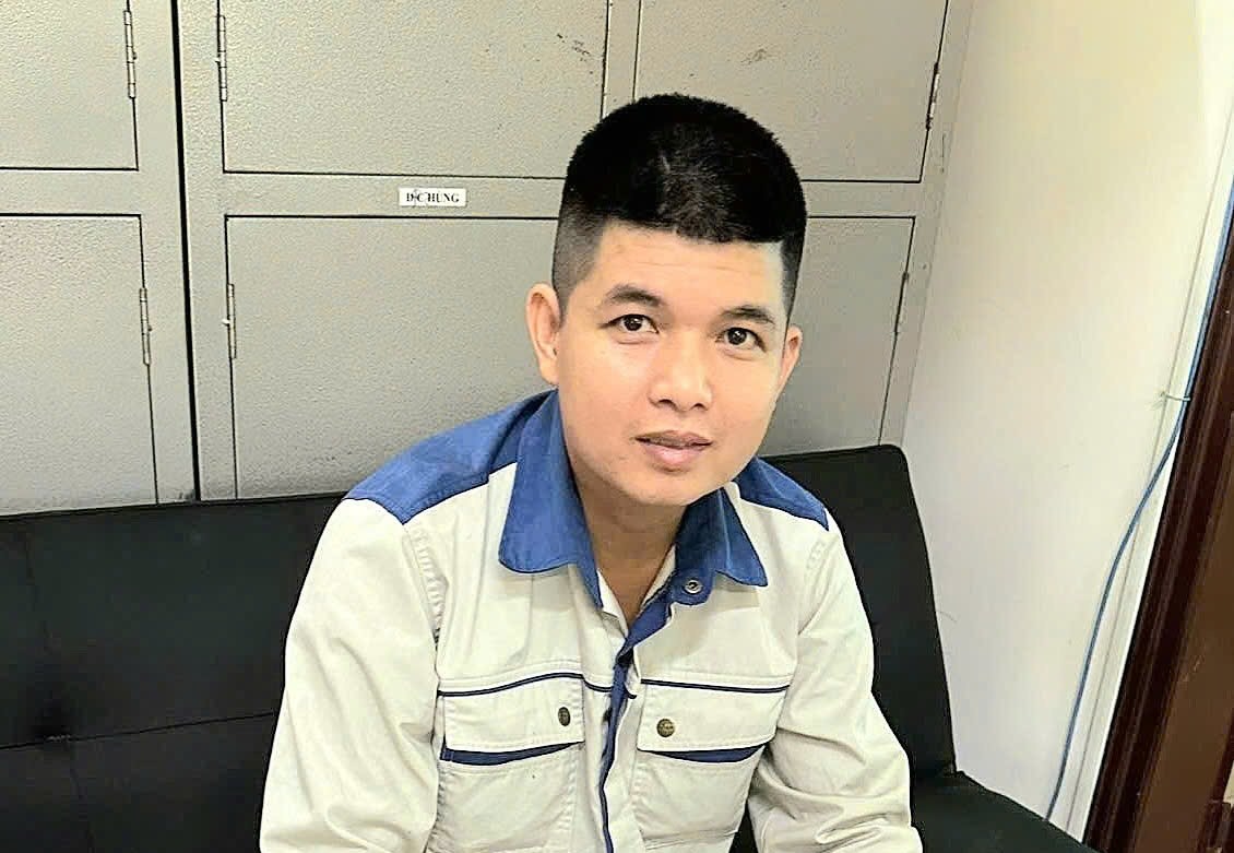 El sujeto se hizo pasar por profesor de conducción y se apropió de cientos de millones de VND de la gente. Foto: Policía de Quảng Trị