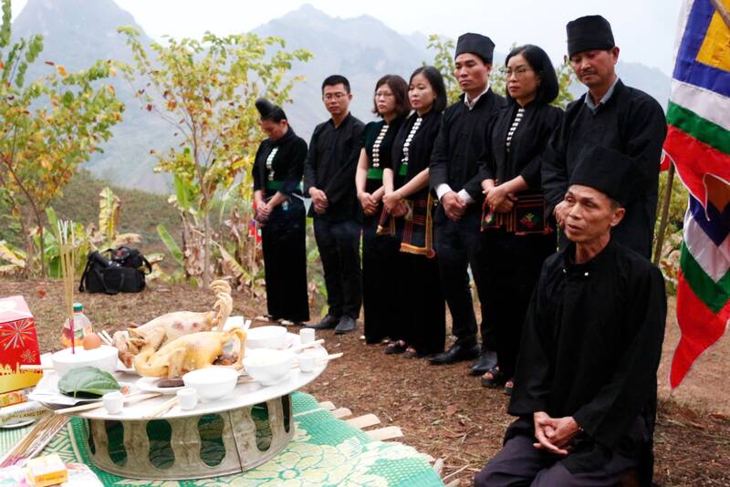 Shaman performs incense offering ritual at Nang Han Church, Cang Bo Ban village, Muong La commune, Son La province. Photo: Truong Son