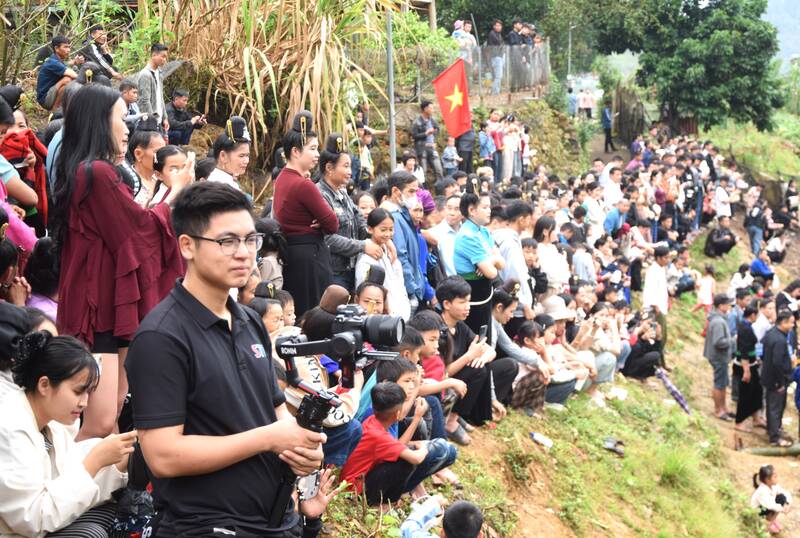 Người dân và du khách cổ vũ các đội đụa thuyên trong Lễ hội Nàng Han, xã Mường La, tỉnh Sơn La. Ảnh: Trường Sơn