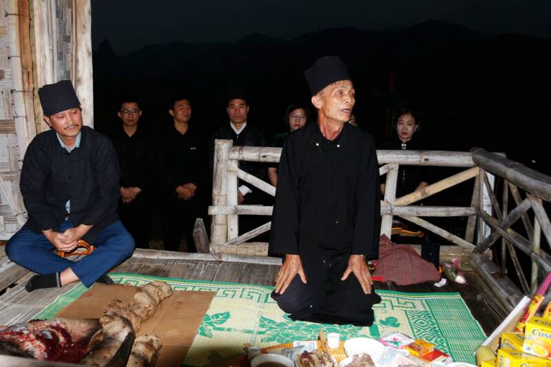 Thầy mo thực hiện nghi thức dâng hương, cúng tế thần linh, thổ địa tại Nhà thờ Nàng Han, bản Cang Bó Ban. Ảnh: Trường Sơn