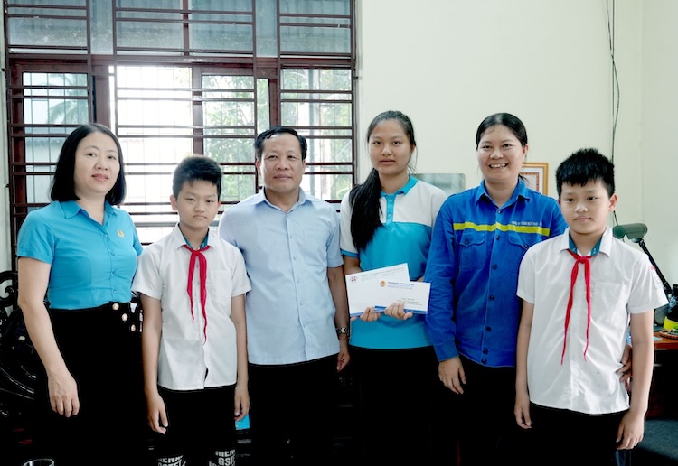 The Vietnam National Coal - Mineral Industries Trade Union and the Group's Women's Progress Committee awarded and encouraged Nguyen Thi Thanh Ngan - daughter of worker Nguyen Thi Lien. Photo: Kim Ngan