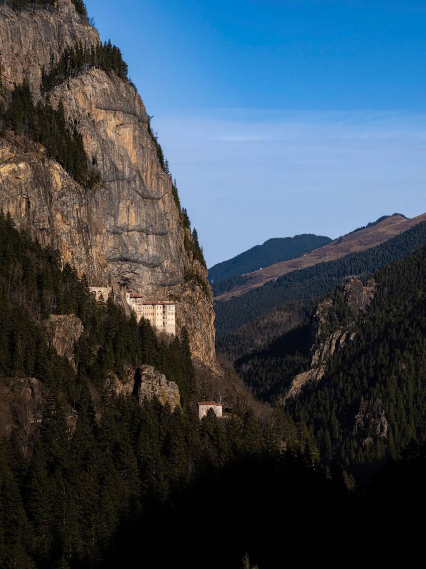 Tu viện Sumela nằm cheo leo bên sườn núi Pontic, tỉnh Trabzon, Thổ Nhĩ Kỳ. Ảnh: Bảo Khánh