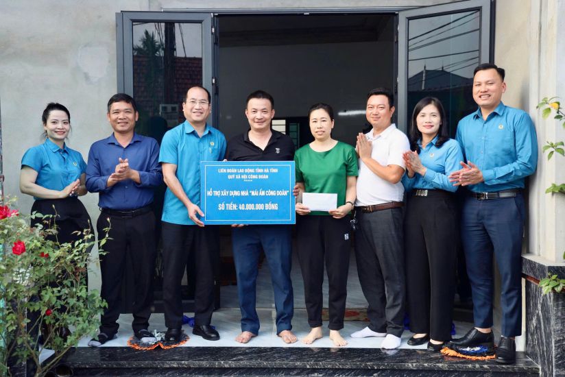 Ha Tinh Provincial Labor Federation awards money to support building Trade Union Shelter houses for union members in difficult circumstances. Photo: Tran Tuan