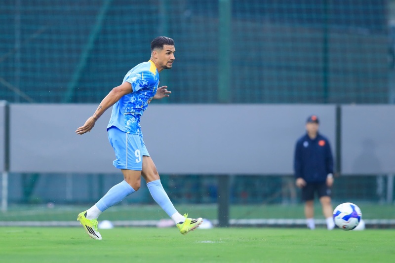 Tiền vệ Đỗ Hoàng Hên duy trì thể lực dù đã bước sang tuổi 32. Ảnh: Minh Dân