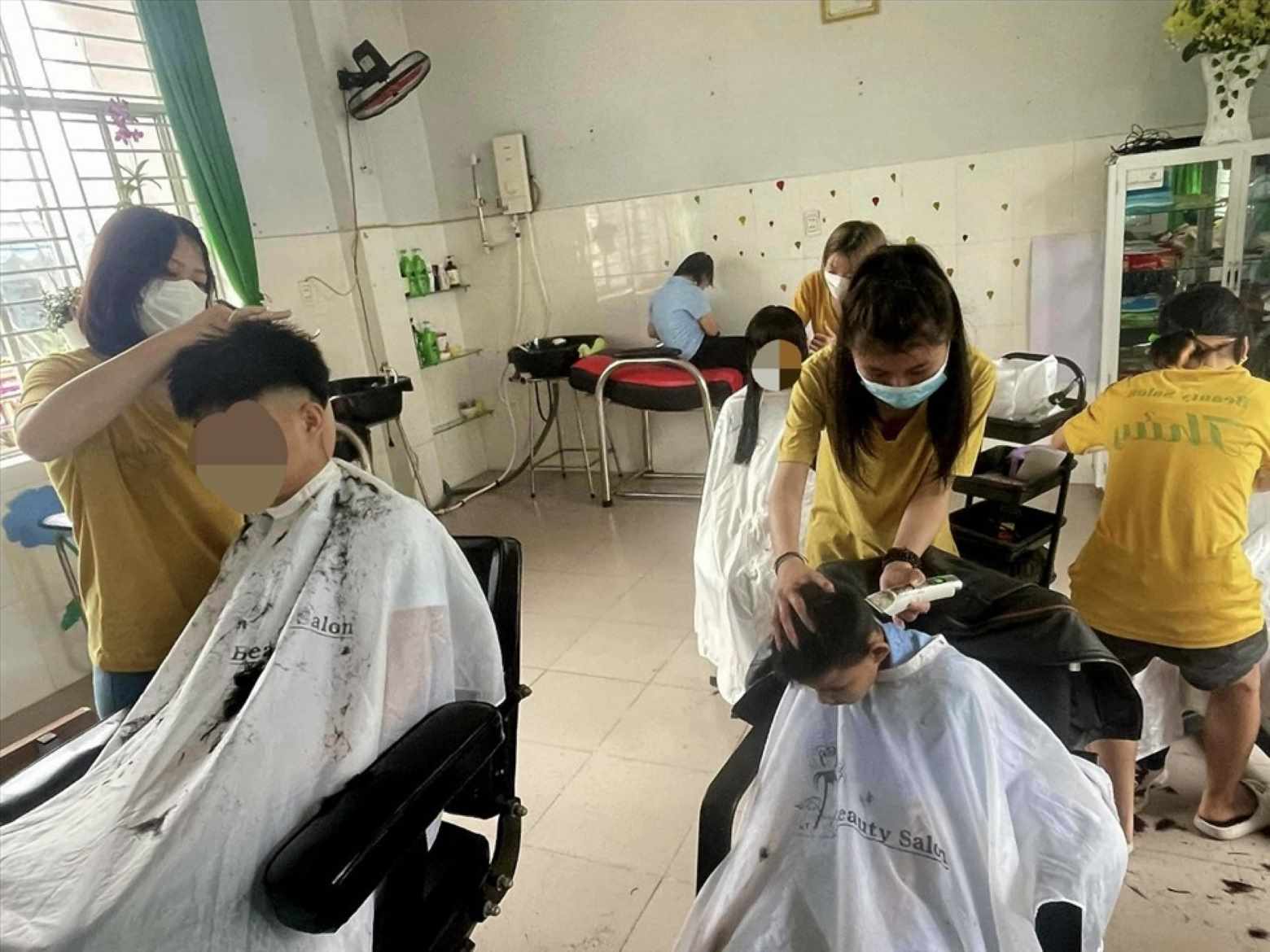 A vocational hairdressing class for children with disabilities in Da Nang. Photo: Nguyen Linh