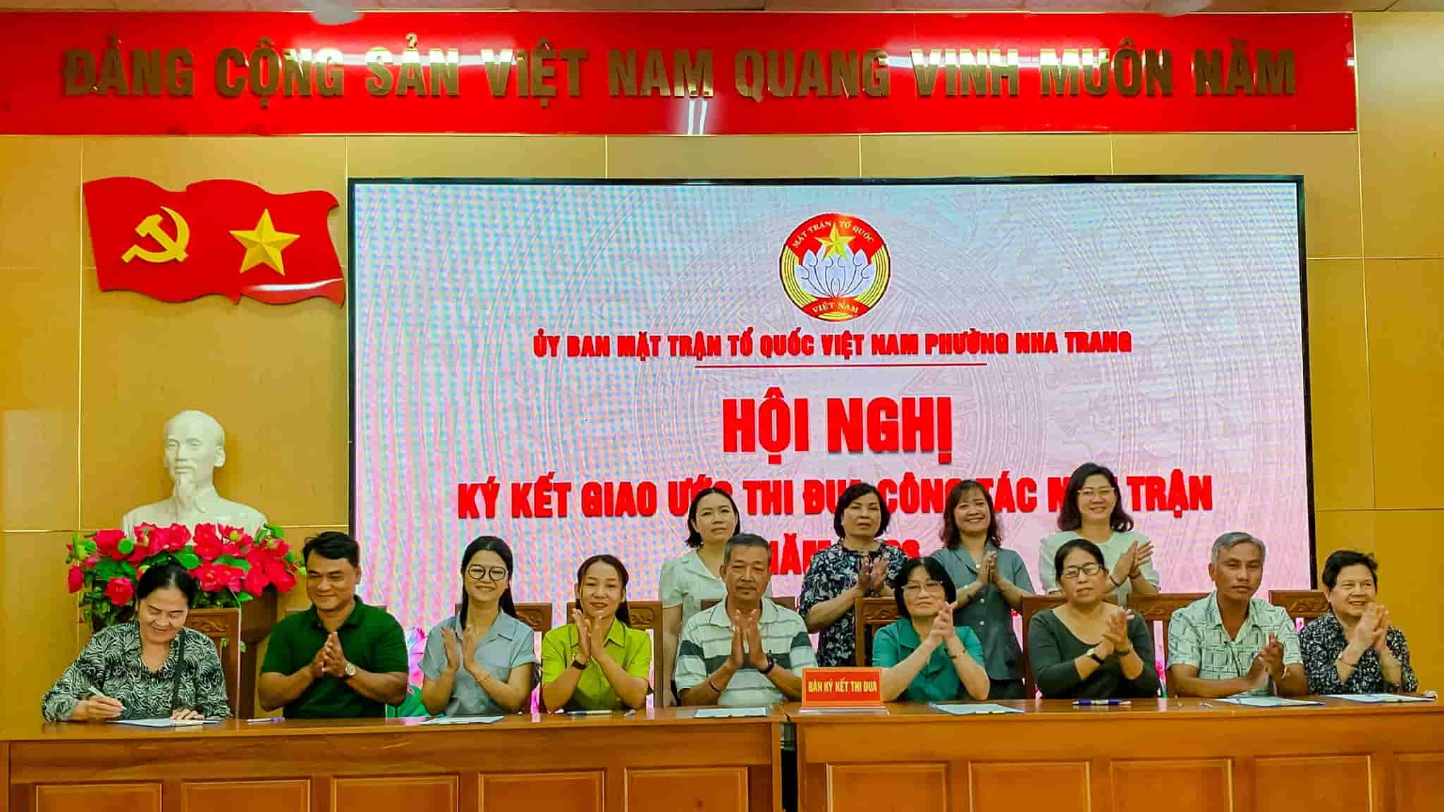 제1 경쟁 그룹 산하 조국전선 사업위원회 대표들이 2026년 경쟁 서약서에 서명하고 있습니다. 사진: 흐우 통