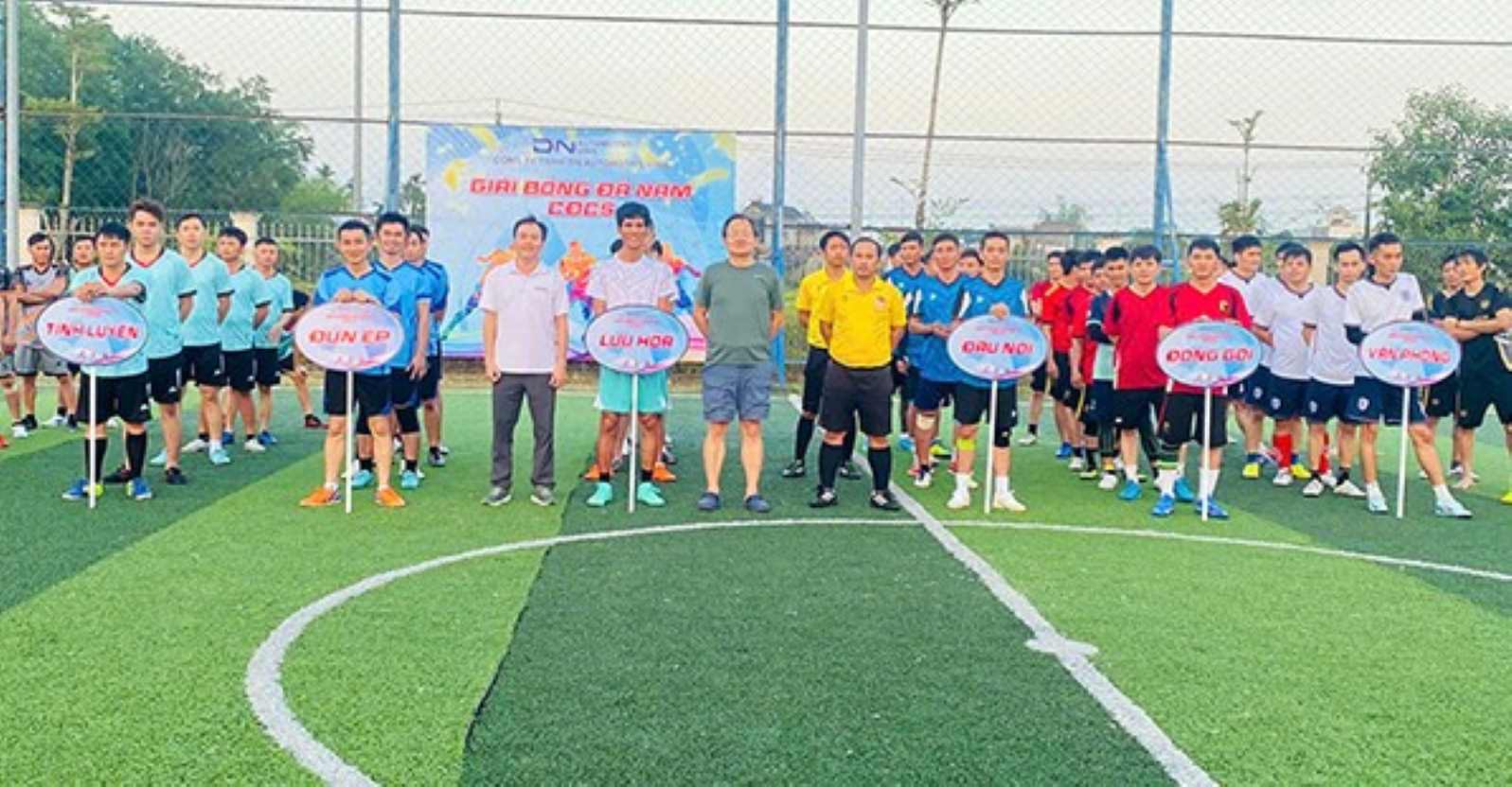 The Automotive Vina enterprise workers' football tournament in Quang Ngai has just opened. Photo: Dang Khoi