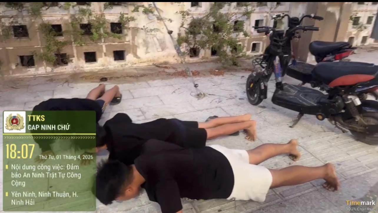 Police remind teenagers not to wear helmets by doing 30 push-ups. Photo: Ninh Chu Police