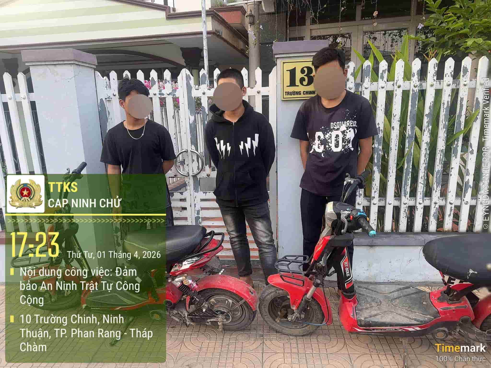 Công an phường đã kiểm tra và nhắc nhở các thiếu niên không đội mũ bảo hiểm khi điều khiển xe đạp điện. Ảnh: Công an Ninh Chử