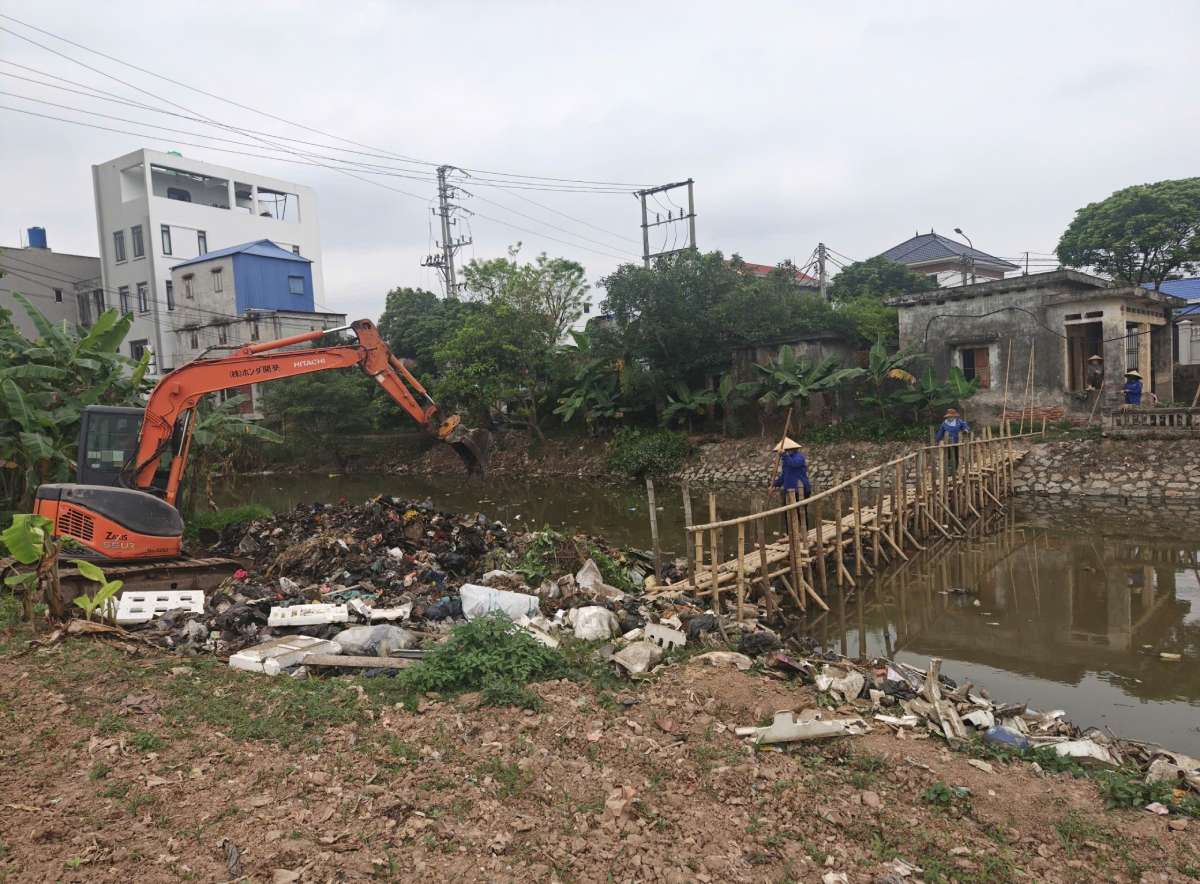 Huy động lực lượng dọn dẹp sông Thái Sư sau phản ánh của Báo Lao Động. Ảnh: Hà Vi