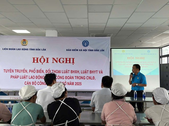 In recent years, the Dak Lak Provincial Trade Union has actively implemented propaganda and dissemination of laws to union members and workers. Photo: Long Du