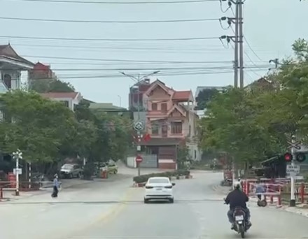 Decree 100 on handling road and railway traffic violations is abolished to separate the fields. Photo: Traffic Police Department