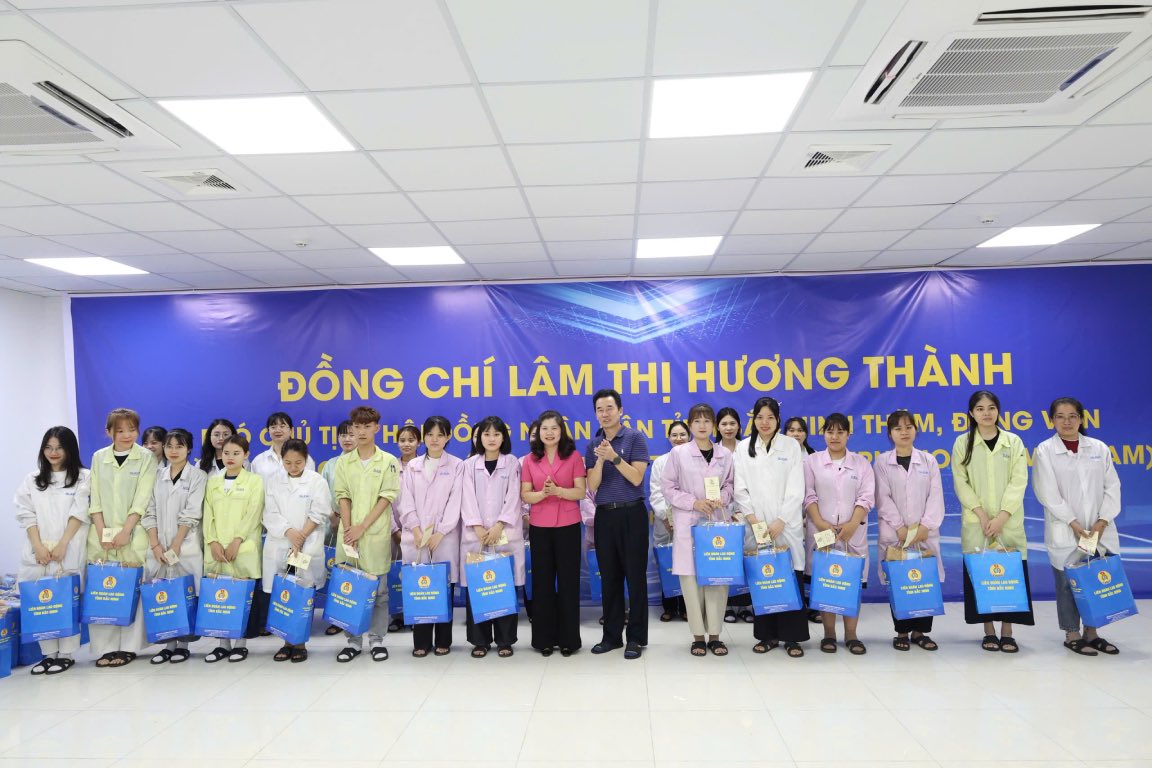 Ms. Lam Thi Huong Thanh - Vice Chairwoman of Bac Ninh Provincial People's Council presents gifts to workers. Photo: Quyet Chien
