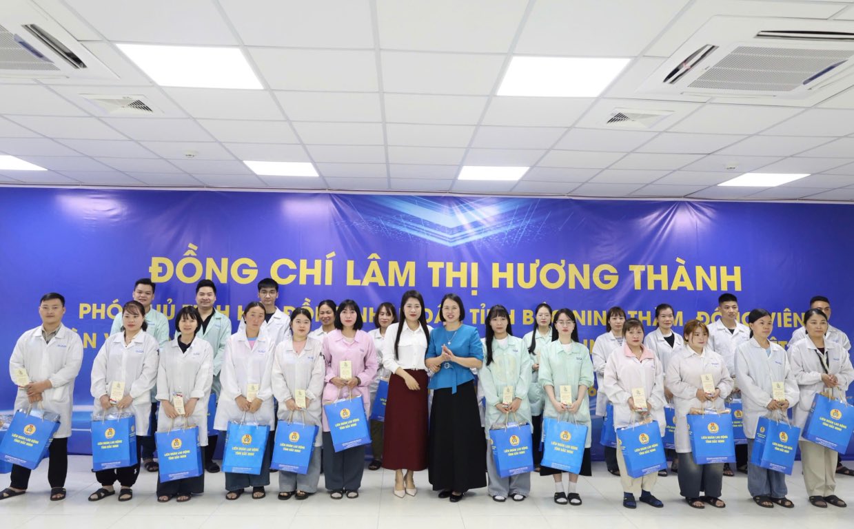 Bà Nguyễn Thị Minh Ngọc - Phó Chủ tịch Liên đoàn Lao động tỉnh Bắc Ninh (áo xanh) tặng quà cho công nhân lao động. Ảnh: Quyết Chiến