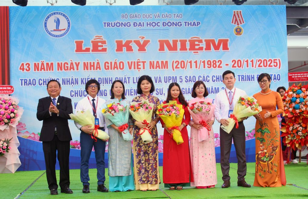 PGS.TS Hồ Văn Thống - Hiệu trưởng Trường Đại học Đồng Tháp tặng hoa chúc mừng đại diện các khoa đạt chuẩn chất lượng theo hệ thống đánh giá quốc tế UPM. Ảnh: Thanh Mai
