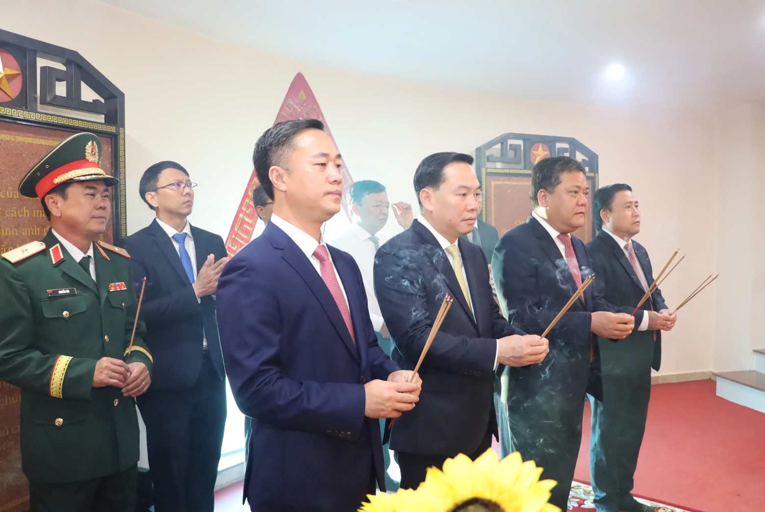 Các đại biểu dâng hương tại Điện thờ Tháp Trầm hương. Ảnh: Phương Linh