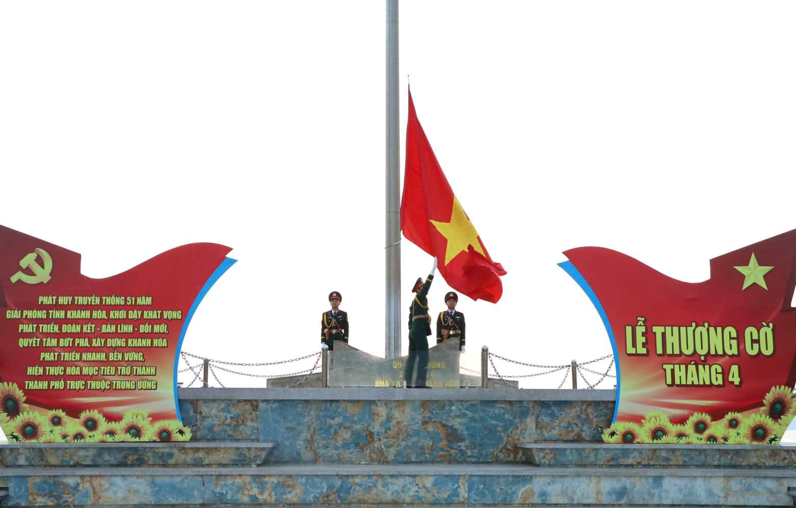 Khanh Hoa province organizes flag raising ceremony on liberation day, gratitude to the past, accelerating the realization of central urban aspirations. Photo: Phuong Linh