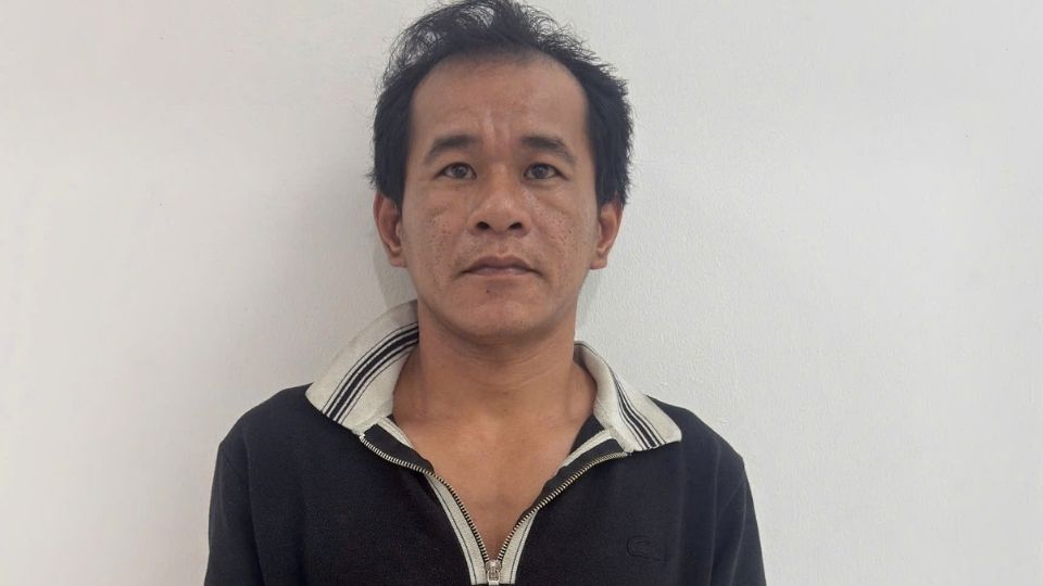 Completing the file to handle wanted subjects related to the property theft case in Vinh Long province. Photo: Vinh Long Police