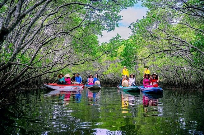 Rừng ngập mặn Bàu Cá Cái thu hút rất đông du khách đến tham quan. Ảnh: Viên Nguyễn