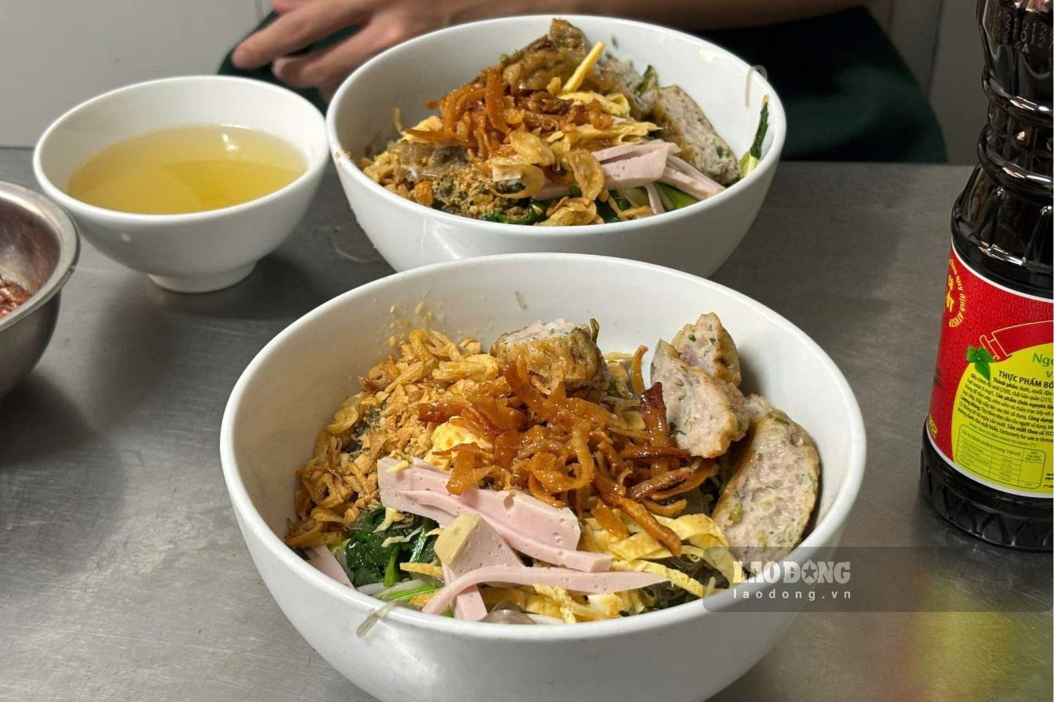 Miến trộn mực độc nhất vô nhị ở Hà Nội, khách xếp hàng nửa tiếng mới có bàn
