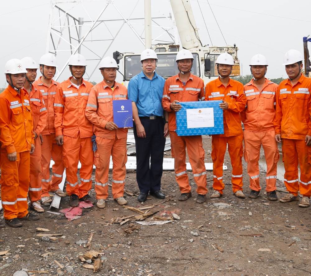 Ông Đỗ Đức Hùng - Chủ tịch Công đoàn Điện lực Việt Nam tặng quà, động viên người lao động. Ảnh: CĐ ĐLVN