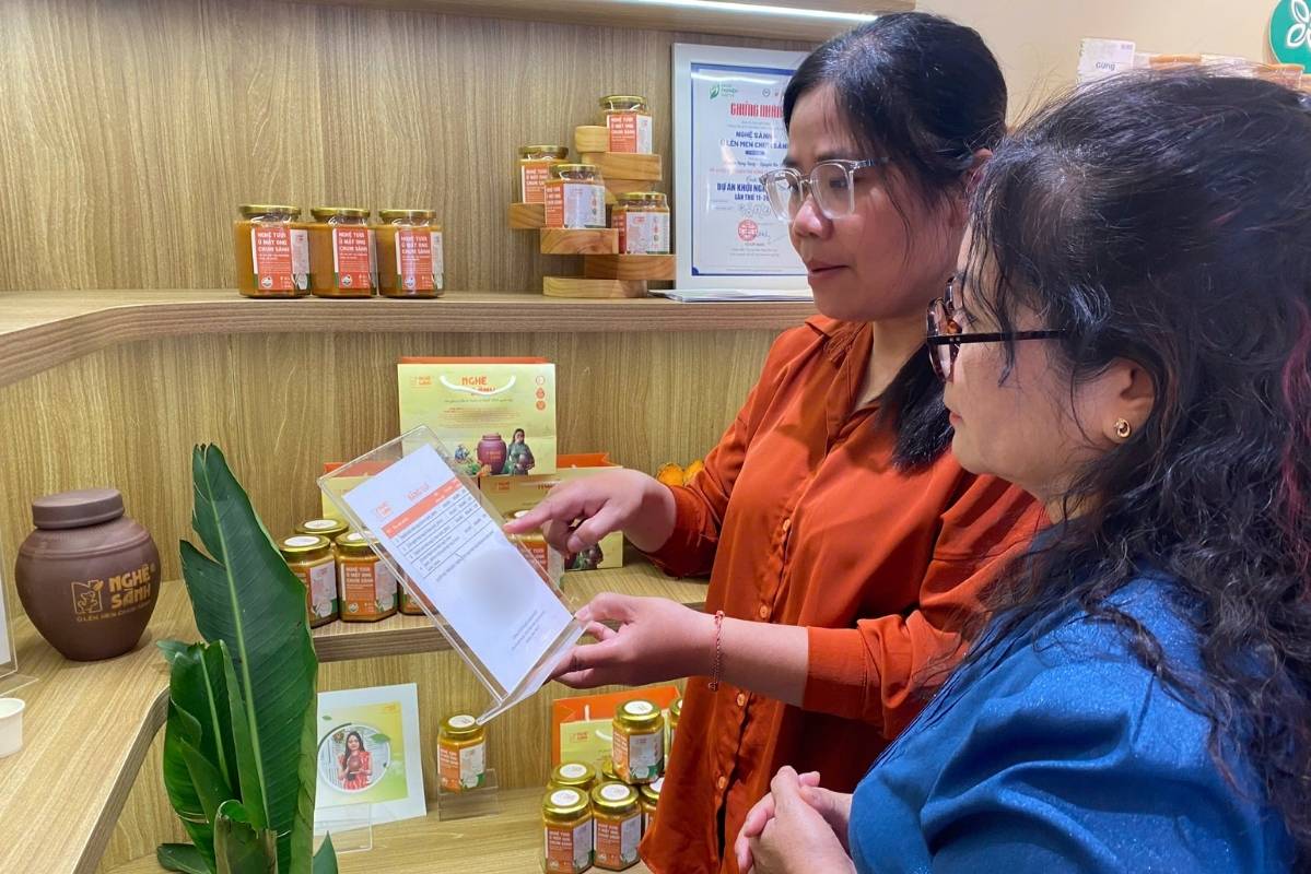 People buying goods at the event will make non-cash payments. Photo: Domestic Market Management and Development Department