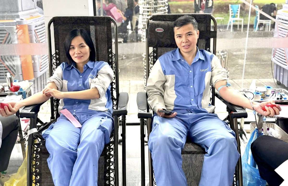 Union members, workers, and laborers excitedly participate in blood donation. Photo: Hung Yen Provincial Red Cross Society