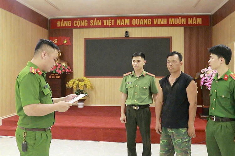 Đối tượng Phạm Văn Lộc tại cơ quan Công an. Ảnh: An ninh Điện Biên