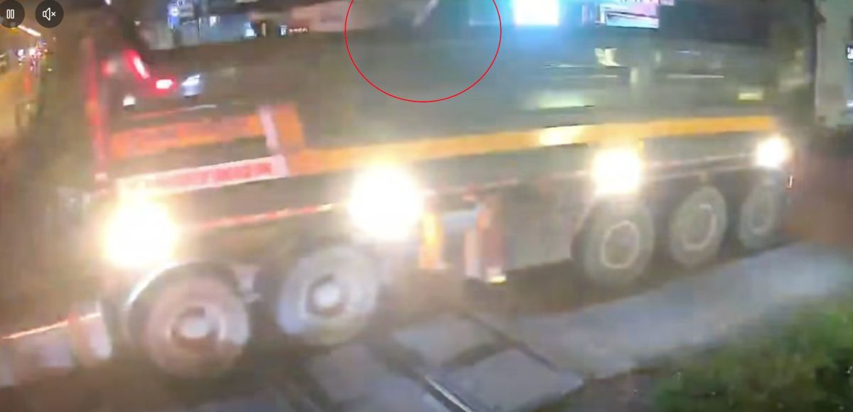 The driver drove the car across the railway when there was a warning signal in Hoa Lu ward, Ninh Binh province. Photo: Cut from clip