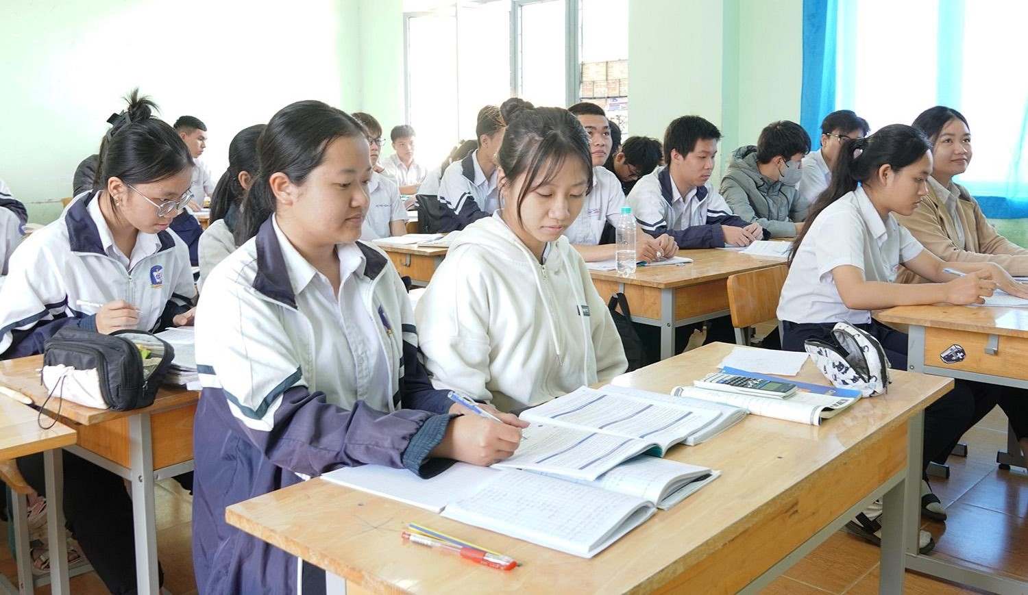 The excellent student exam is organized to discover students with aptitude in subjects to continue fostering. Pictured are students of Nghia Hanh High School No. 1, Quang Ngai province during class. Photo: Ai Kieu