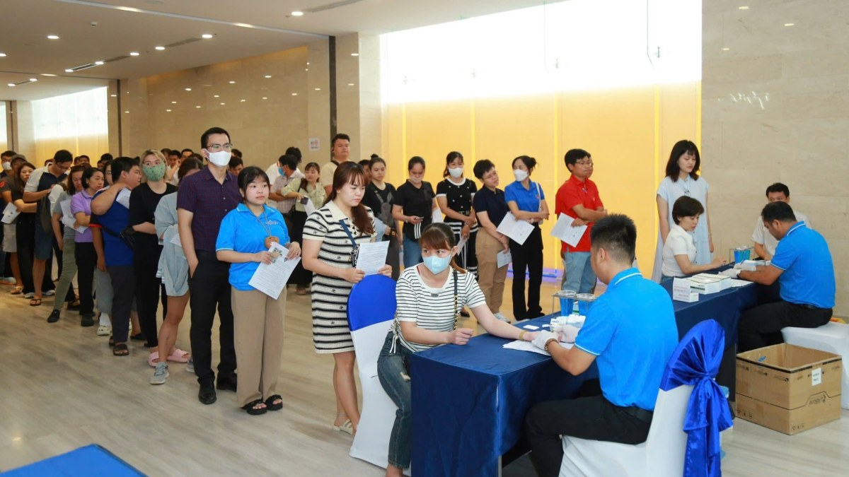 DIC Group employees participate in voluntary blood donation in the program previously organized. Photo: CĐDIC
