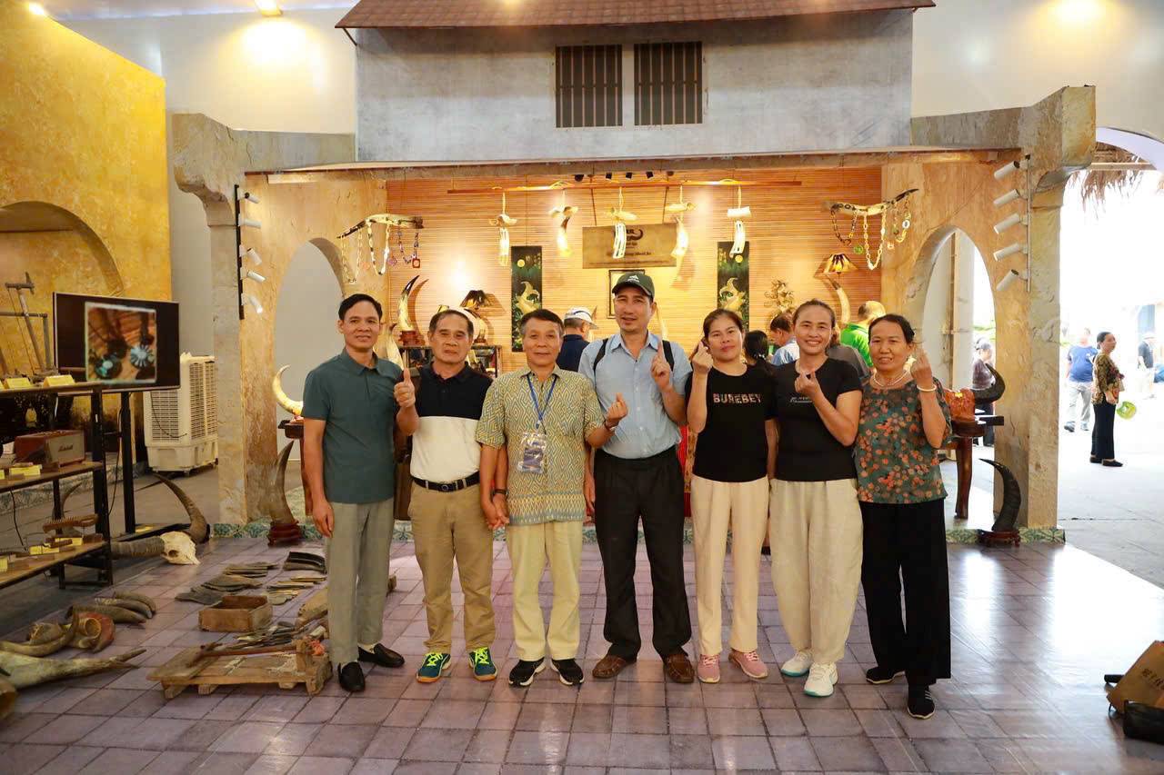 Nghệ nhân Sửu cùng du khách tham quan tại sự kiện. Ảnh: Nhân vật cung cấp