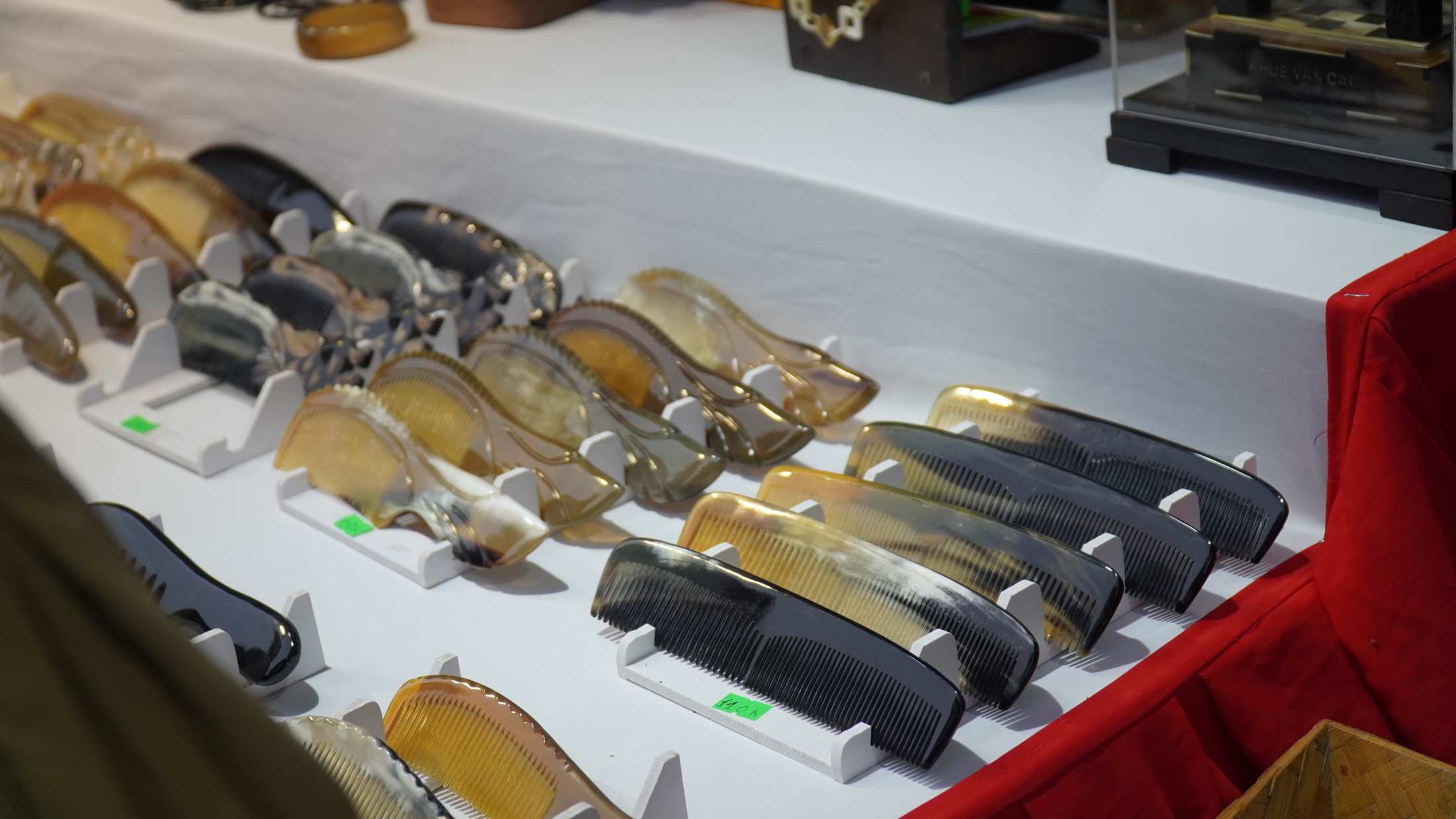 Các sản phẩm được nghệ nhân chế tác. Ảnh: Minh Vũ 