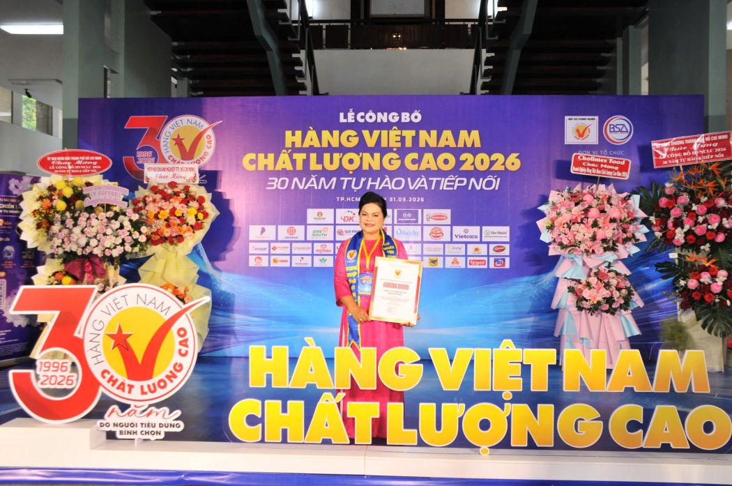 Bà Nguyễn Thu Thủy, đại diện Vedan Việt Nam nhận chứng nhận Hàng Việt Nam chất lượng cao 2026 từ Ban tổ chức. Ảnh: Vedan 