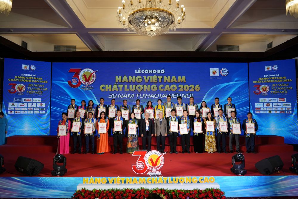 Đại diện các doanh nghiệp nhận Chứng nhận Hàng Việt Nam chất lượng cao do người tiêu dùng bình chọn năm 2026. Ảnh: Vedan 