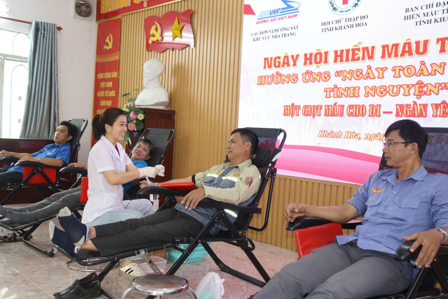 Union members and workers of the railway industry in Khanh Hoa participate in voluntary blood donation. Photo: Phuong Linh