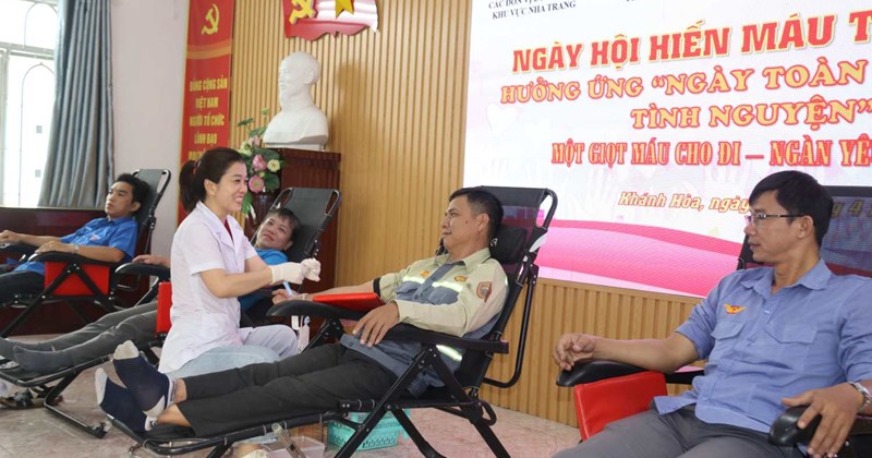 Công nhân đường sắt Khánh Hòa sẻ chia giọt máu hồng