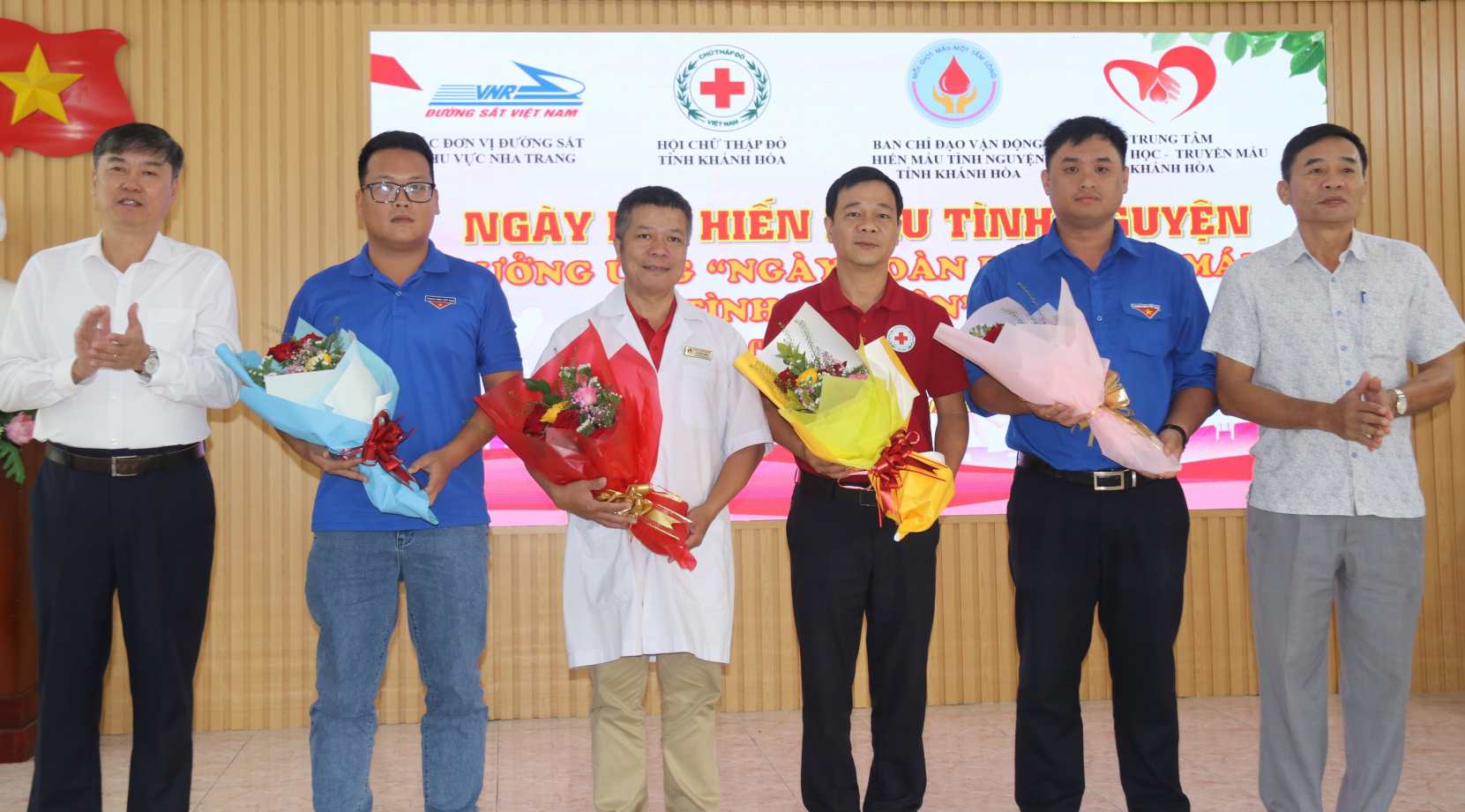 Công đoàn, lãnh đạo Công ty phát động phong trào hiến máu tình nguyện đến động đảo đoàn viên, người lao động ngành đường sắt năm 2026 và tặng hoa động viên các đơn vị tham gia. Ảnh: Phương Linh