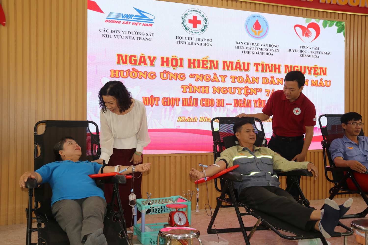 lãnh đạo Công đoàn Công ty cổ phần Đường sắt Phú Khánh và Hội Chữ thập đỏ tỉnh động viên người lao động tham gia hiến máu. Ảnh: Phương Linh