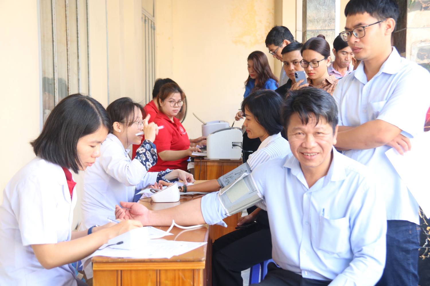 Đoàn viên, người lao động Công ty Cổ phần đường sắt Phú Khánh và các đơn vị đường sắt khu vực Nha Trang tham gia hiến máu. Ảnh: Phương Linh