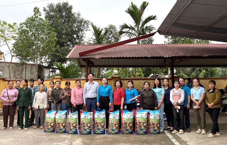 Trade unions act as bridges, mobilizing resources to support people after natural disasters. Photo: Bao Nguyen