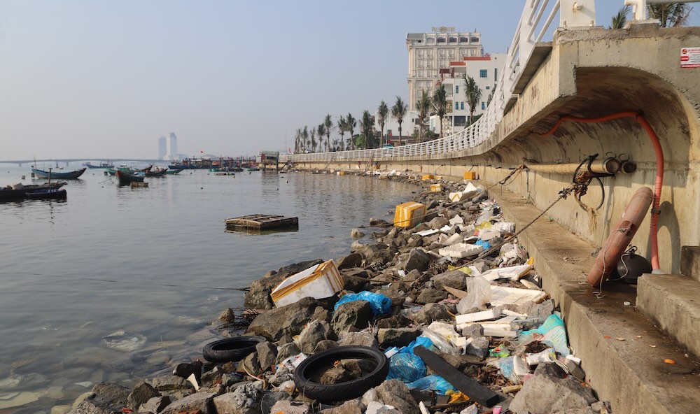 Basura congestionada junto al río Nhật Lệ, arrastrando consigo un olor desagradable. Foto: Nguyễn Luân
