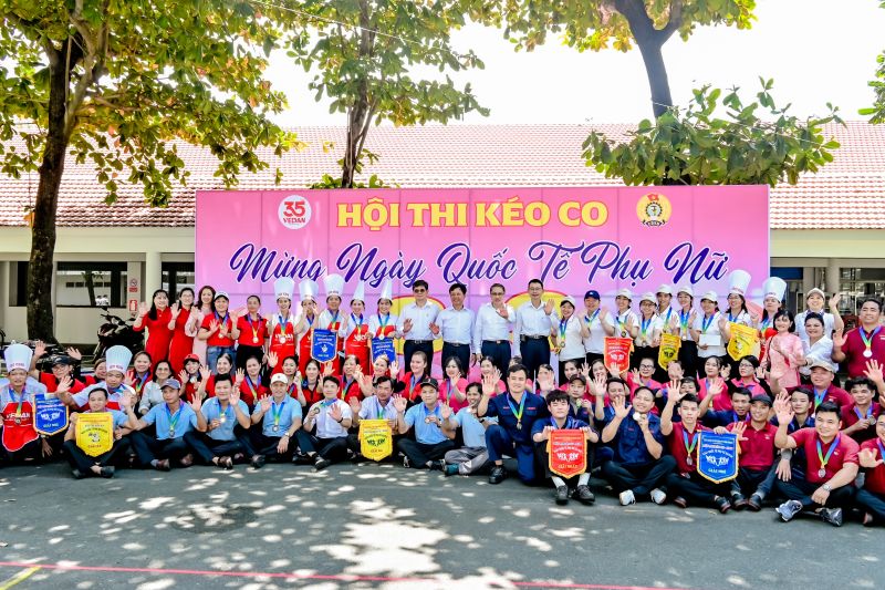 Ban Giám đốc Vedan Việt Nam trao giải và chụp ảnh lưu niệm với các đội đạt giải. Ảnh: Vedan 