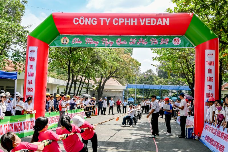 Hội thi kéo co nữ nhận được sự tham gia và cổ vũ nhiệt liệt của CB-CNV. Ảnh: Vedan