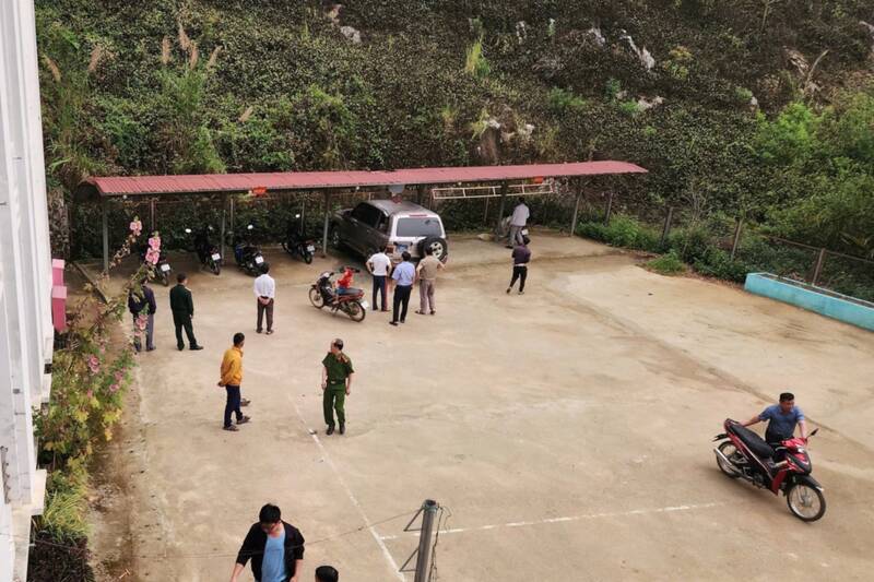Scene of a large rock rolling down the headquarters of Co Ma commune, Son La province, damaging the official vehicle. Photo: Co Ma Commune People's Committee