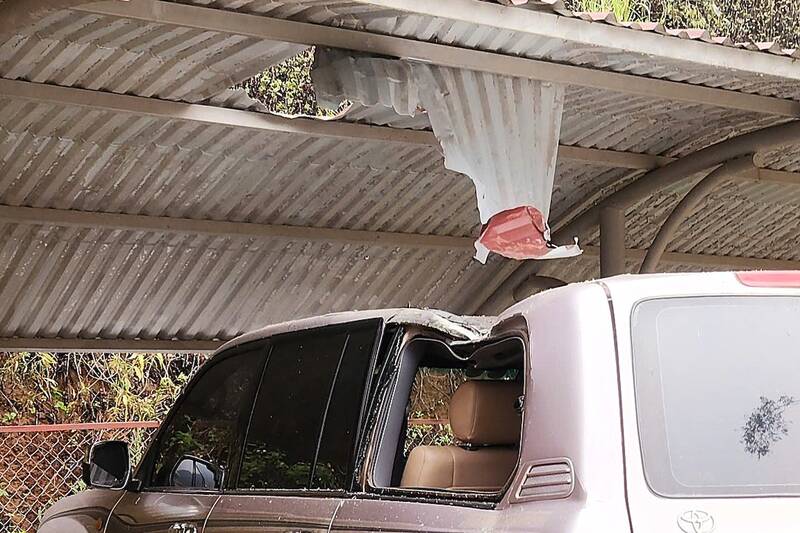 Tảng đá lớn lăn xuống trụ sở xã Co Mạ làm hư hỏng xe công vụ. Ảnh: UBND xã Co Mạ