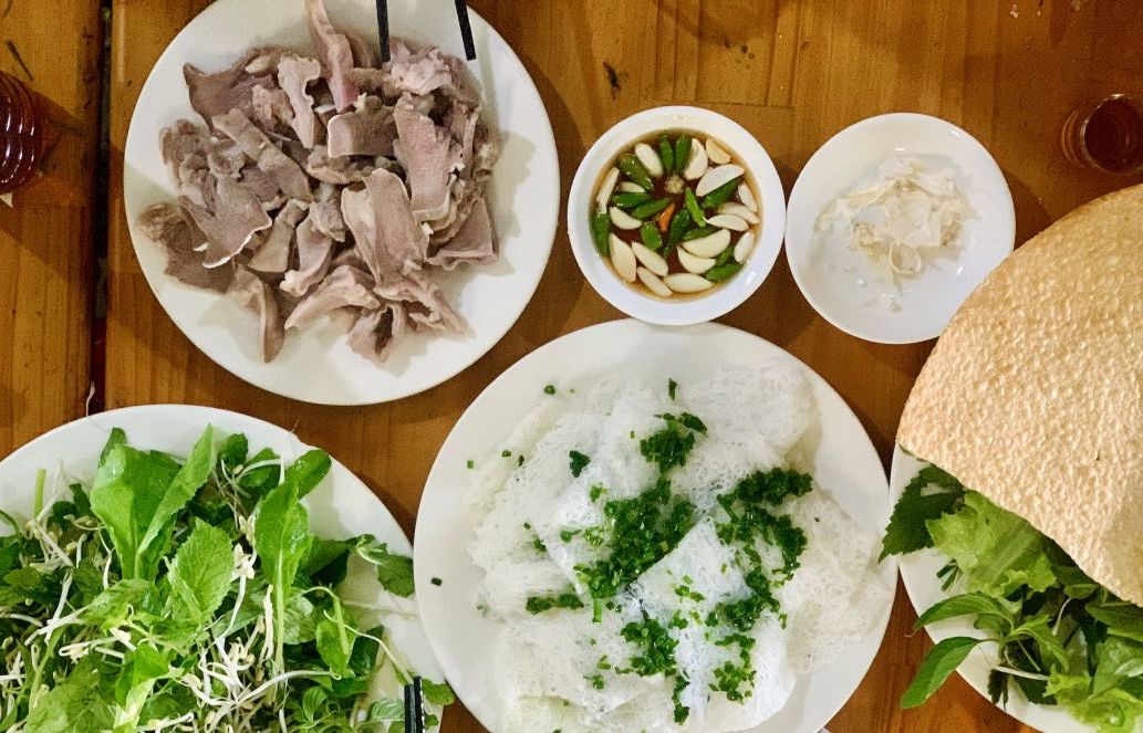 Banh hoi wrapped in pork intestines served with herbs, sweet bananas, ngổ... dipped in fish sauce. Photo: An Le