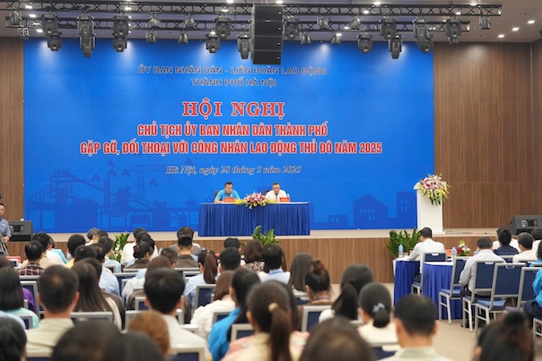 하노이시 인민위원회 위원장이 수도 노동자들과 만나 대화하는 회의 - 2025년 노동자의 달 활동 중 하나. 사진: 만
