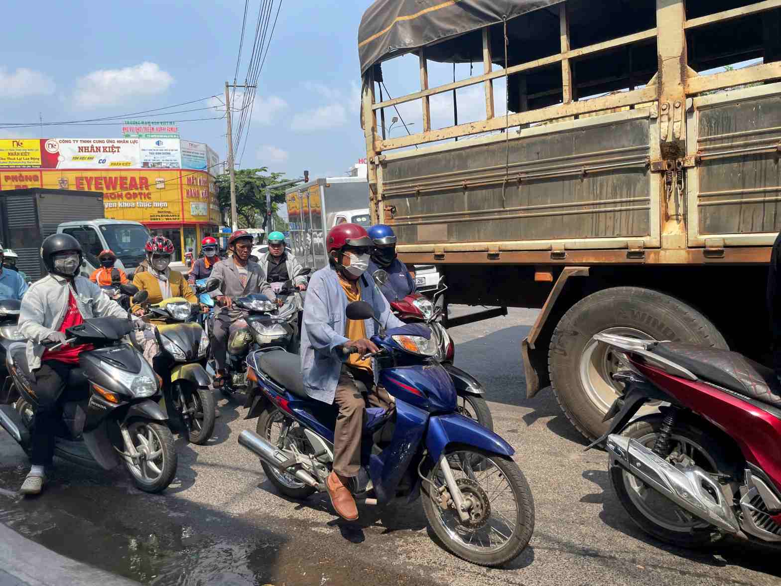 Ùn ứ giao thông khiến xe máy phải len lỏi di chuyển qua ngã ba đường Nguyễn Thị Minh Khai và đường Phú Lợi. Ảnh: Đình Trọng